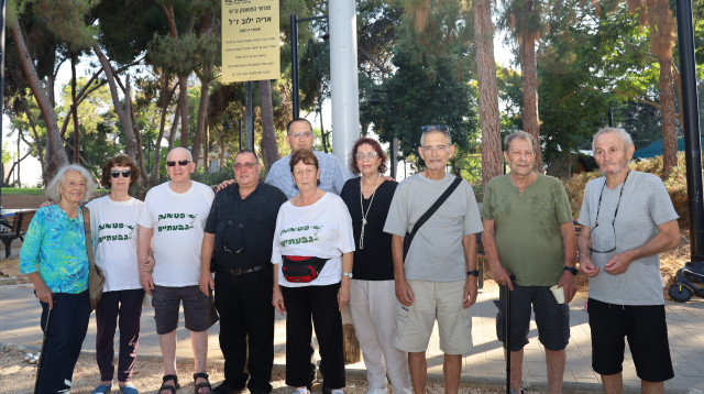 קוניק וקבוצת הפטאנק של גבעתיים בגן חיל האוויר. מפגשים מהסוג השבועי (צילום: דוברות עיריית גבעתיים)