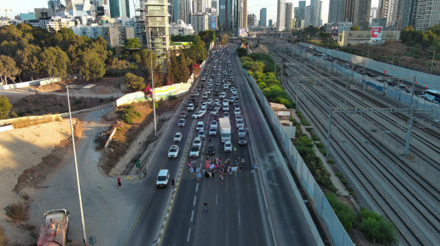 איילון צפון נחסם לתנועה (צילום: ללא קרדיט)