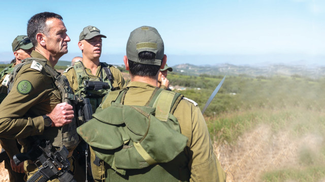 הרצי הלוי מבקר בגבול הצפון (צילום: דובר צה"ל)