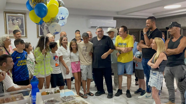 חוגגים יום הולדת למני לוי (צילום: לינדה לוי)