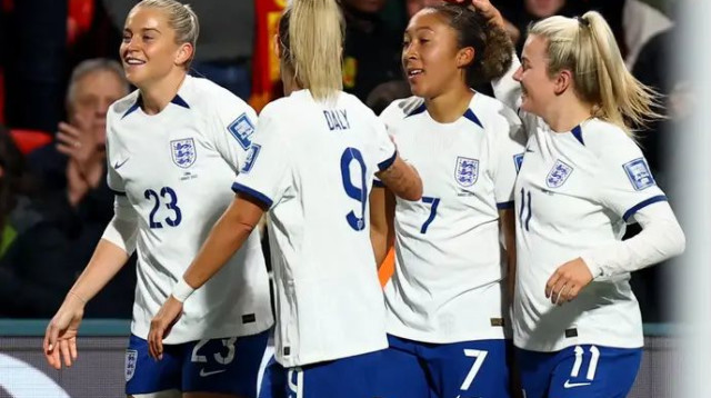 קונצרט של אלופת אירופה. נבחרת אנגליה חוגגת עם לורן ג'יימס (צילום: רויטרס)