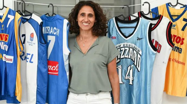 "אני רכושנית, ושמרתי גופייה מכל קבוצה ששיחקתי בה". לימור מזרחי והקולקציה (צילום: ברני ארדוב)