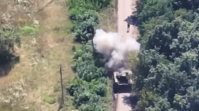 תיעוד תקיפת הטנק הרוסי (צילום: צילום מסך רשתות חברתיות)