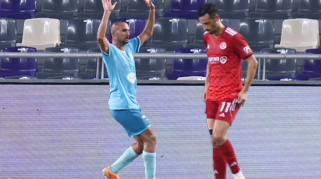 שחקן הפועל תל אביב דן איינבינדר לצד שחקן מכבי פתח תקוה בן שהר (צילום: דני מרון)