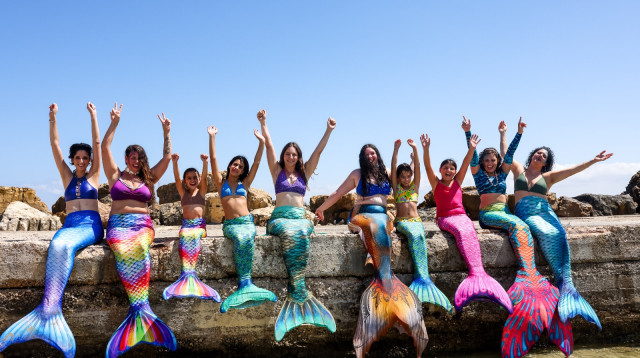 בנות הים עם ילדות המאושפזות בבית החולים רמב"ם (צילום: הקריה הרפואית רמב"ם)