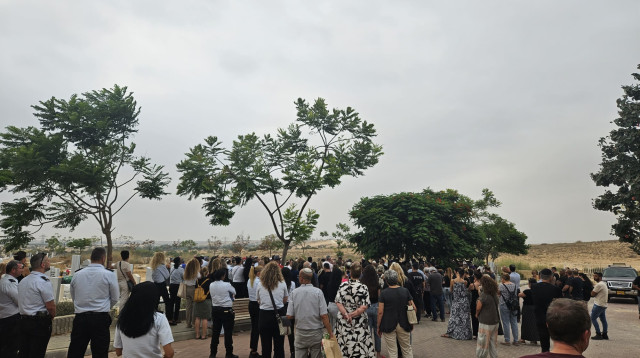 לוויית בת השש שנהרגה בתאונת הדרכים בכביש 90 (צילום: פרטי)