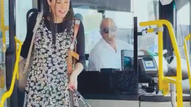 הודיה, לקוית ראייה, על אוטובוס דן (צילום: דן תחבורה)