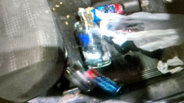 המשקה האלכוהולי שנתפס אצל הנהג מהצפון שנהג ללא רישיון (צילום: דוברות המשטרה)