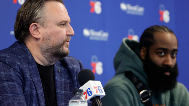 שחקן פילדלפיה סיקסרס ג'יימס הארדן עם דריל מורי (צילום: GettyImages, Tim Nwachukwu)