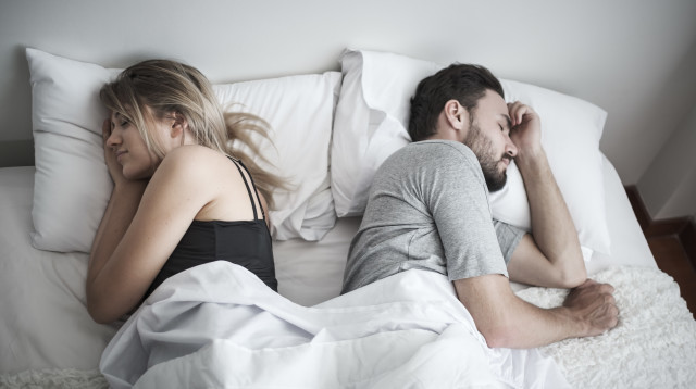 בני זוג במיטה, אילוסטרציה (צילום: אינג'אימג')