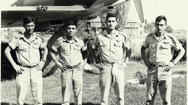 גיורא רום וחבריו לקורס הטיס: יגאל שוחט, גיורא רום, דני אנגל, אילן גונן (צילום: פרטי)