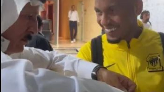 פאביניו מקבל שעון רולקס מאוהד אל איתיחאד (צילום: צילום מסך, טוויטר)