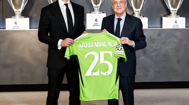 שוער ריאל מדריד קפה לצד פלורנטינו פרס (צילום: אתר רשמי, ריאל מדריד)