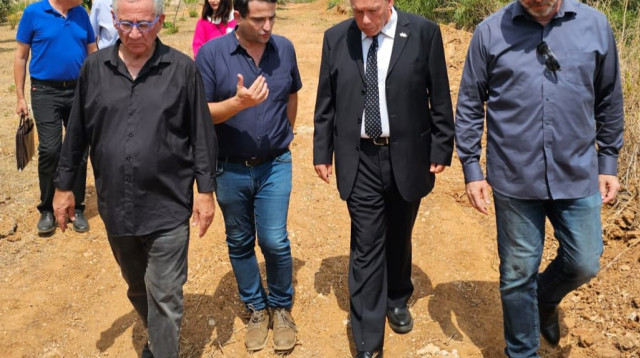 ביקור מבקר המדינה סמוך למקום הפיצוץ (צילום: ללא קרדיט)