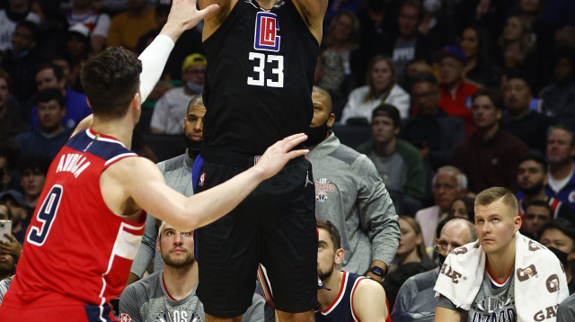 שחקן וושינגטון וויזארדס דני אבדיה שומר על שחקן לוס אנג'לס קליפרס ניקולה באטום (צילום: GettyImages, Ronald Martinez)