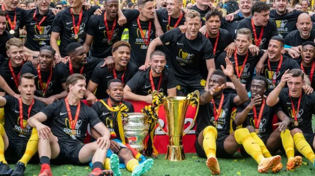 השליטה החדשה בכדורגל השוויצרי. יאנג בויז לאחר הזכייה בדאבל (צילום: GettyImages, FABRICE COFFRINI/AFP)