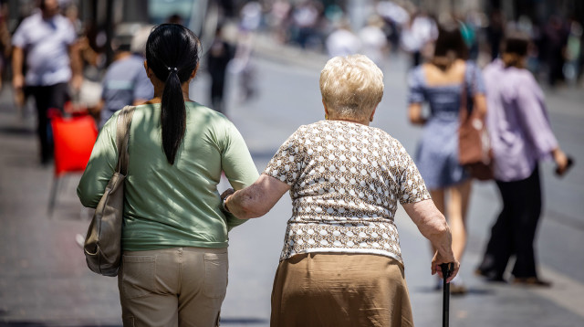 קשישה ומטפלת זרה (צילום: נתי שוחט, פלאש 90)