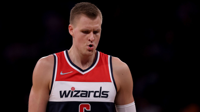 קבלת פנים עוינת. פורזינגיס (צילום: GettyImages, Dustin Satloff)