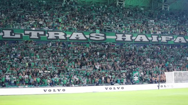 יגיעו בהמוניהם גם בשבת. אוהדי מכבי חיפה (צילום: מאור אלקסלסי)