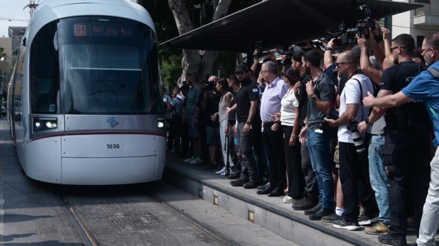 נסיעת המבחן האחרונה של הרכבת הקלה (צילום: אבשלום ששוני)