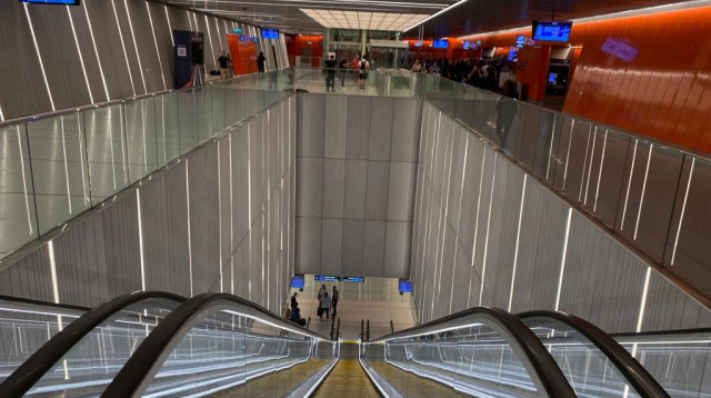 תחנת הרכבת הקלה בתל אביב (צילום: אבשלום ששוני)