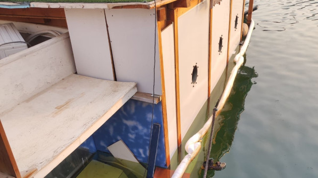 דליפת סולר מיאכטה במרינה באילת (צילום: ארנולד נטייב)