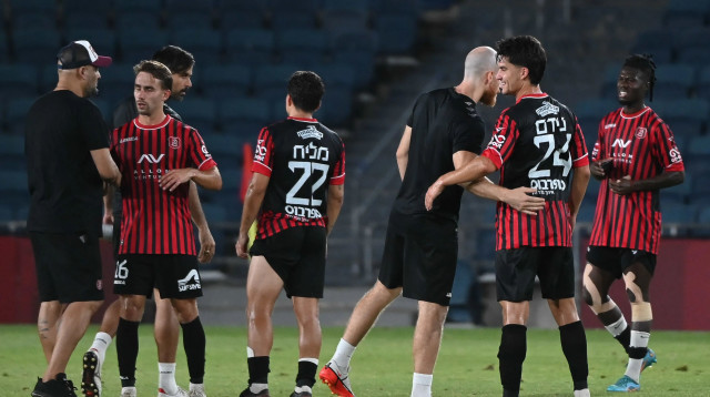 שחקני הפועל ירושלים (צילום: ברני ארדוב)