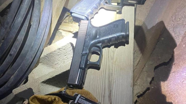 שני אקדחי הגלוק שהושלכו מהבניין (צילום: דוברות המשטרה)