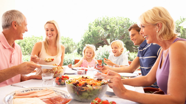 ארוחה משפחתית, אילוסטרציה (צילום: אינגאימג')