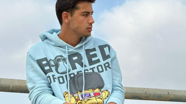 ליאם אבני מצטלם לקמפיין של אורבניקה (צילום: אהוד שגב)