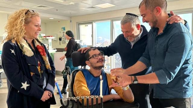 דורון אלמוג ואיילת נחמיאס ורבין מבקרים את דוד מורל (צילום: הסוכנות היהודית)