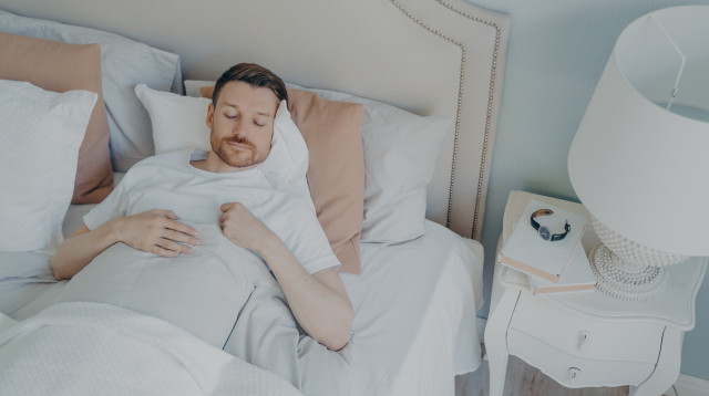 איש חולם חלום, אילוסטרציה (צילום: אינגאימג')