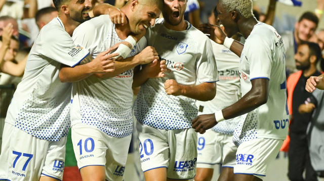 שחקני מכבי קביליו יפו חוגגים עם גיל יצחק (צילום: ברני ארדוב)