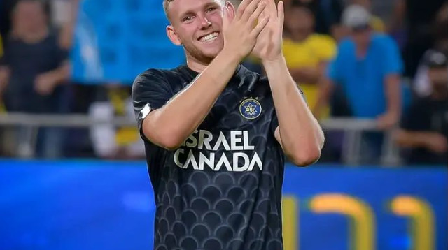 משחק הפרידה שלו? דניאל פרץ אחרי הניצחון (צילום: אריאל שלום)