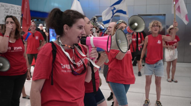 המפגינים נגד הרפורמה ברכבת הקלה (צילום: אבשלום ששוני)