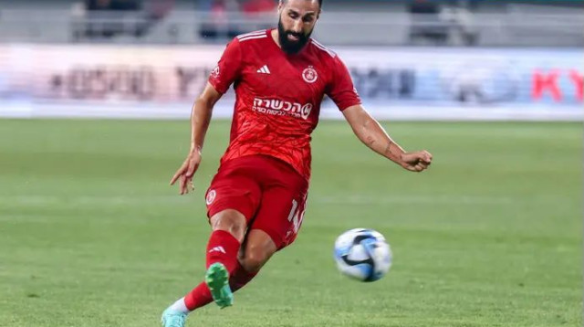 חזר לתל אביב, הפעם לצד האדום. רודריגס (צילום: דני מרון)