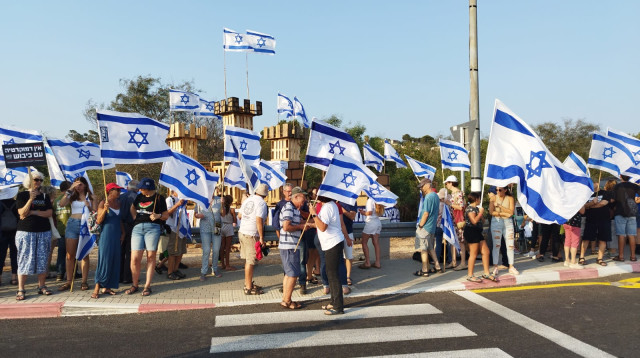 מפגינים בצומת כברי - ארכיון (צילום: אמיר ירחי)
