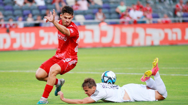 שחקן הפועל תל אביב רן בנימין, מול שחקן הפועל חדרה סמי בוראר (צילום: קובי אליהו)