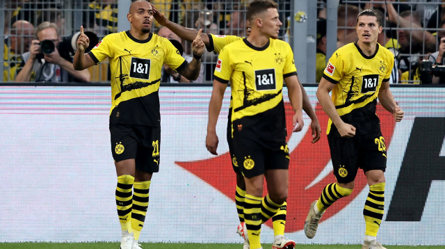 שחקני בורוסיה דורטמונד עם דונייל מאלן (צילום: אימג'בנק  GettyImages, Christof Koepsel)