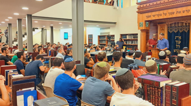 תלמידי ישיבה בתל אביב, אילוסטרציה. למצולמים אין קשר לכתבה (צילום:  רועי סולימן)