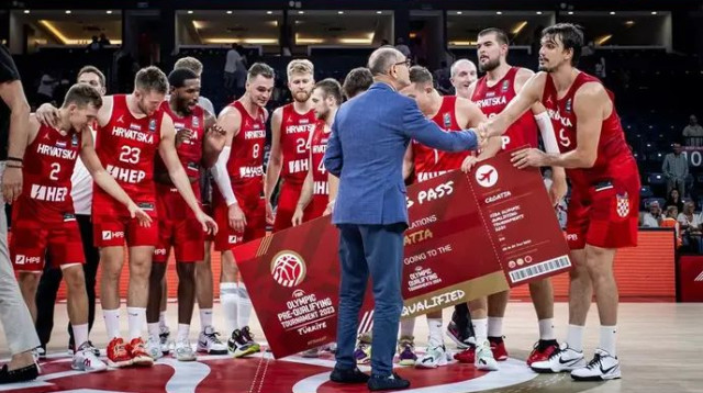 שאריץ' והחברים חוגגים ניצחון גדול (צילום: אתר רשמי, אתר פיב"א)