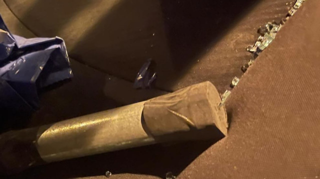 האמצעים שנתפסו ברשות שני החשודים  (צילום: דוברות המשטרה)