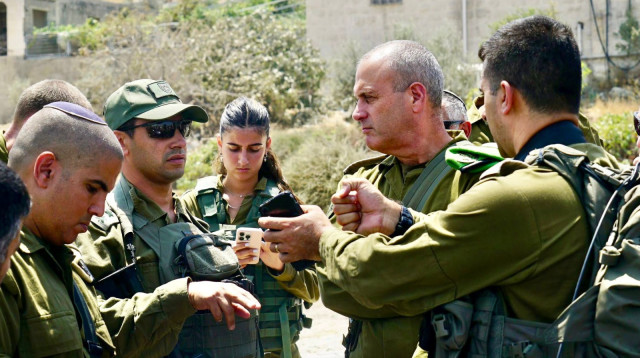 כוחות צה"ל ומפקדי אוגדת יהודה ושומרון בזירת הפיגוע (צילום: דובר צה"ל)