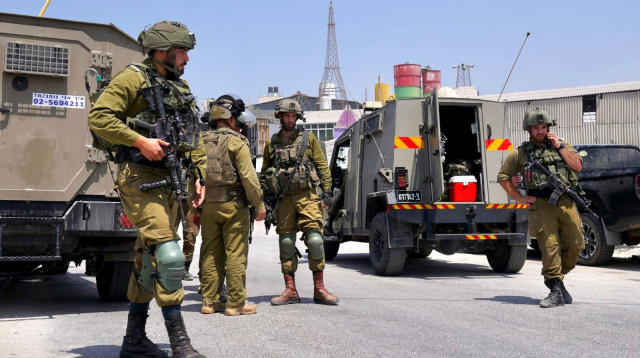 כוחות צה"ל ומפקדי אוגדת יהודה ושומרון בזירת הפיגוע (צילום: דובר צה"ל)