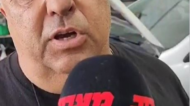 בעל המוסך בראיון (צילום: אלון חכמון)