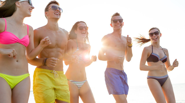 אנשים בחוף הים, אילוסטרציה (צילום: אינגאימג')