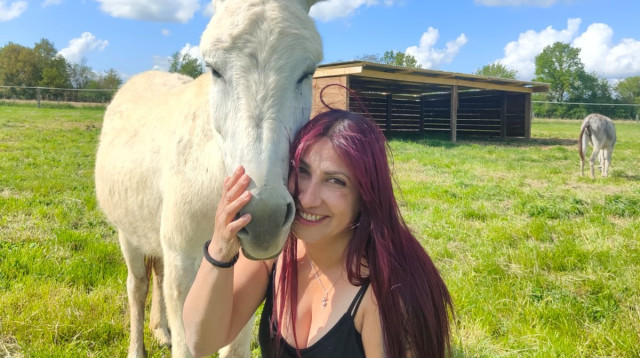 כהן ואחד החמורים בחווה. "ללא תרומות, יהיה קשה לנו להמשיך" (צילום: באדיבות המצולמת)