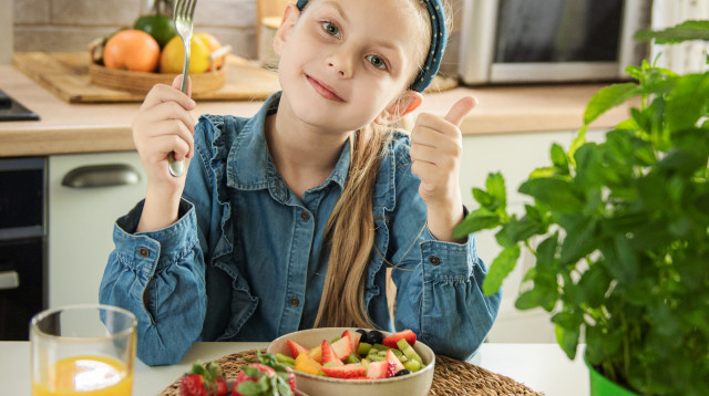 ילדה אוכלת, אילוסטרציה (צילום: אינגאימג')