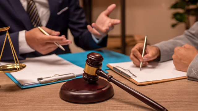 האם כדאי לחתום על הסדר טיעון? (צילום: boonchai wedmakawand gettyimages)