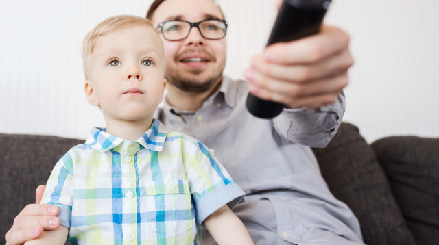 שמים את הילד מול המסך בשביל קצת שקט? אתם גורמים לו נזק (צילום: אינג'אימג')